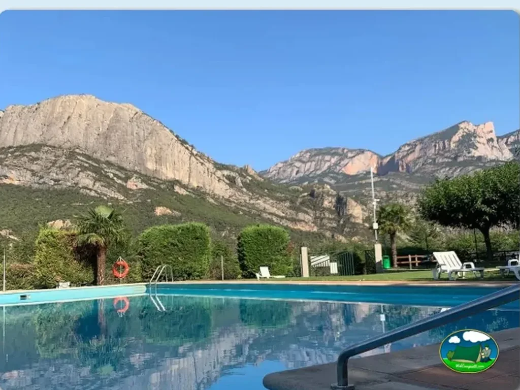 Piscina con vistas a la montaña del Camping Oliana, Oliana (Lleida)