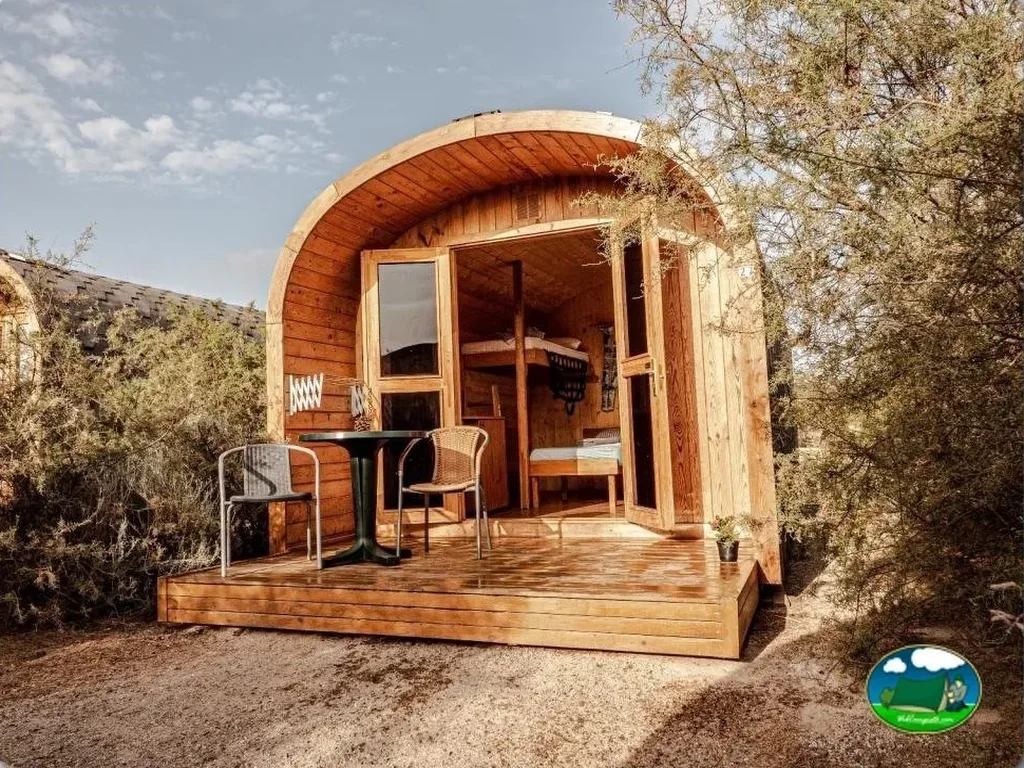 Glamping cabaña redonda de madera en entorno natural del Camping Montaña Roja, La Tejita (Tenerife)