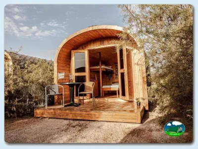 Glamping cabaña redonda de madera en entorno natural del Camping Montaña Roja, La Tejita (Tenerife)
