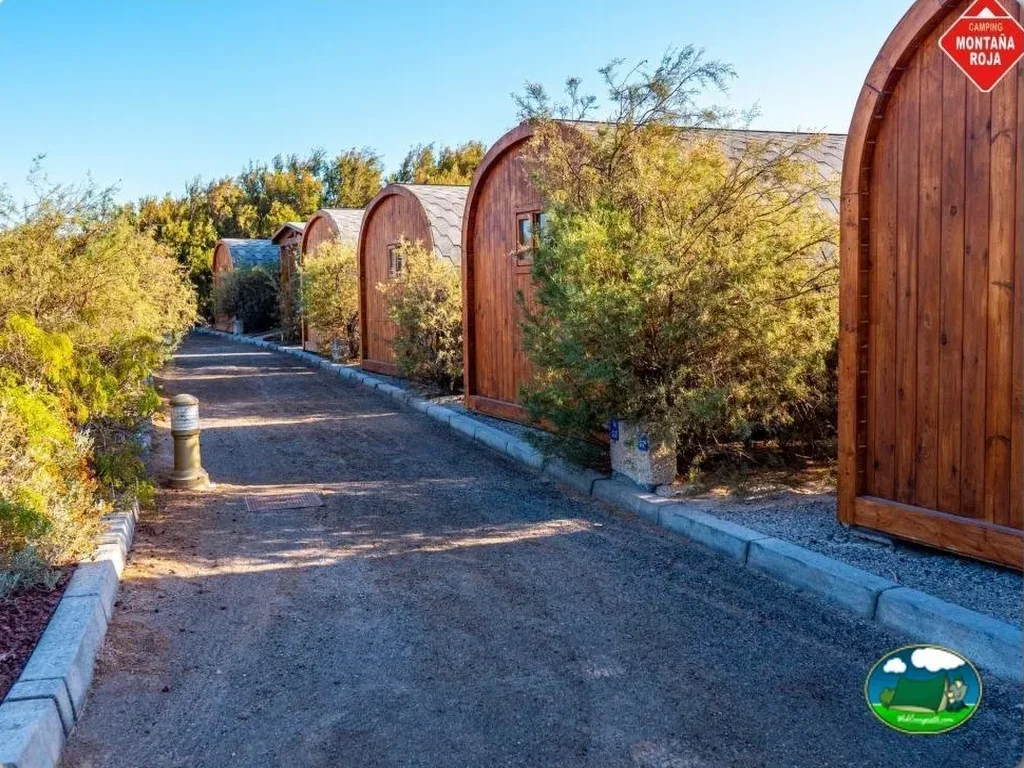 Glamping con tipi de madera en entorno de montaña del Camping Montaña Roja, La Tejita (Tenerife)