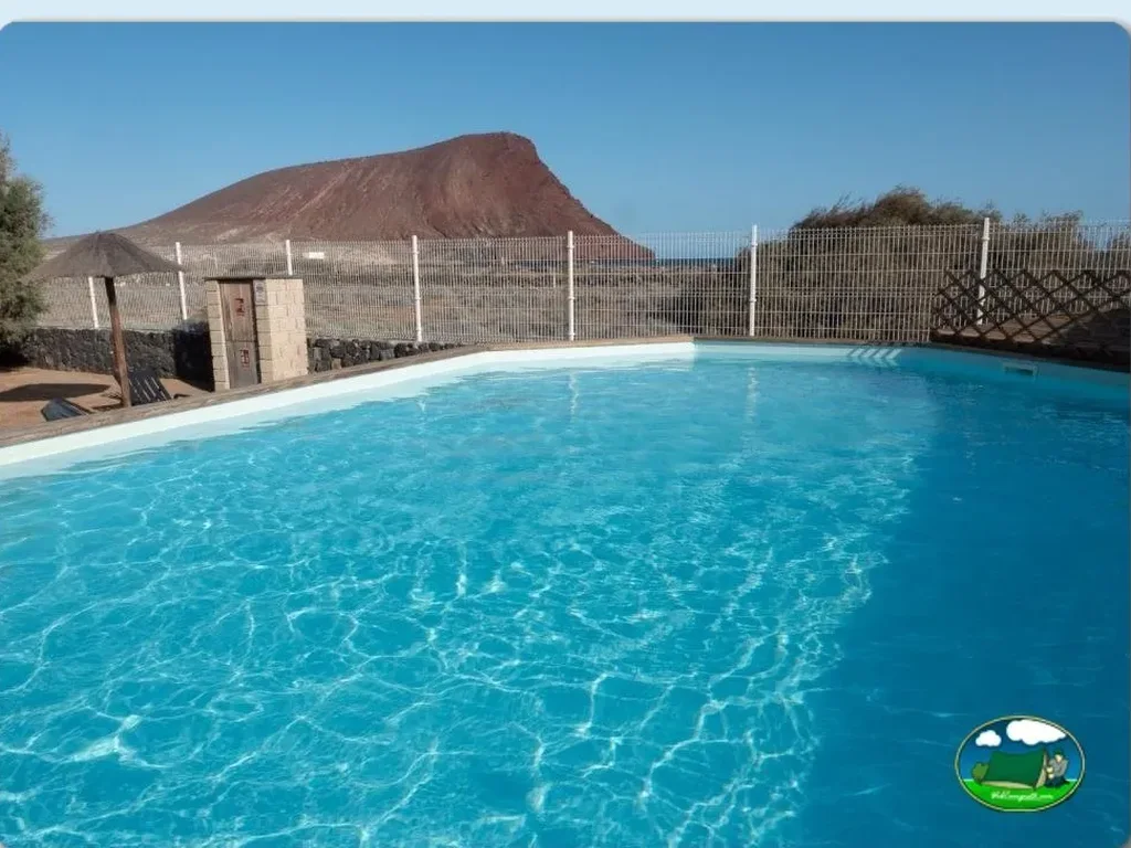 Piscina con vistas a la montaña del Camping Montaña Roja, La Tejita (Tenerife)