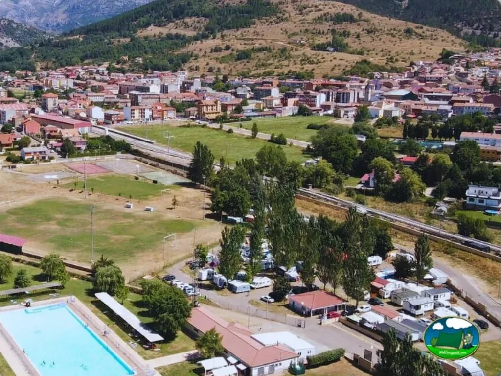 Piscina con vistas a la sierra, parcelas y mobil-homes del Camping Cistierna, Cistierna (León)