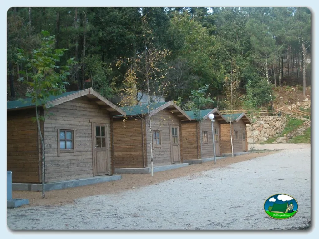 Cabaña de madera en entorno boscoso del Camping Ermida Gêres, Vilar da Veiga (Viana Do Castelo)
