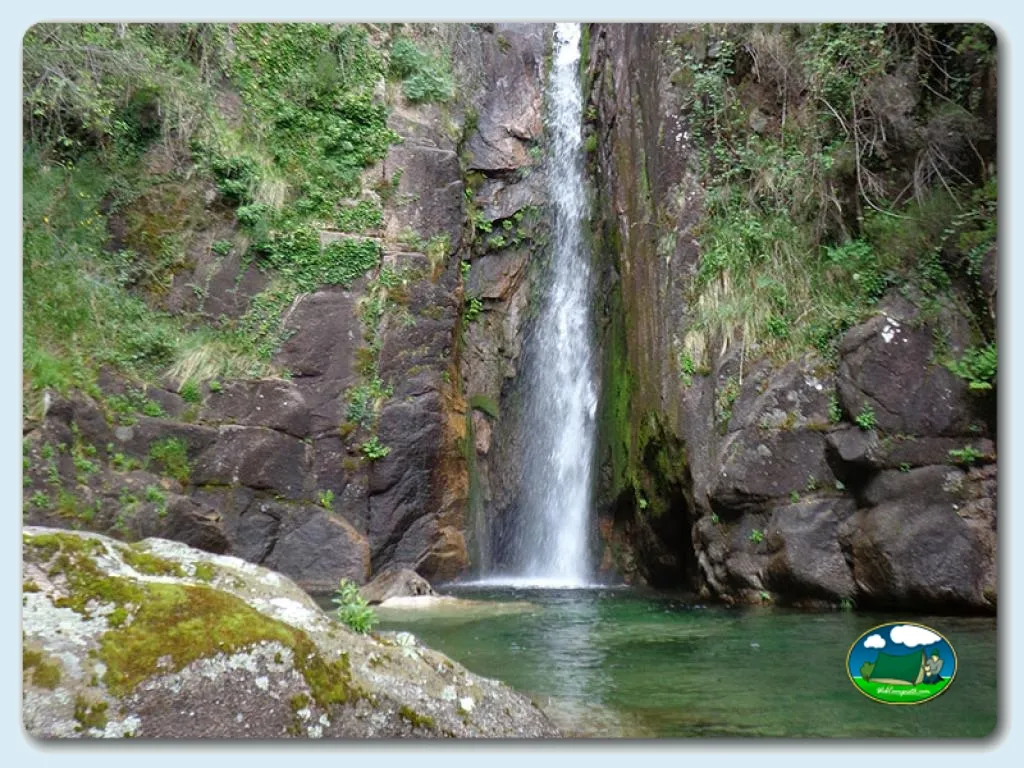 Cascada junto a río en sierra del Camping Ermida Gêres, Vilar da Veiga (Viana Do Castelo)