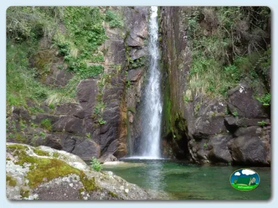 Cascada junto a río en sierra del Camping Ermida Gêres, Vilar da Veiga (Viana Do Castelo)