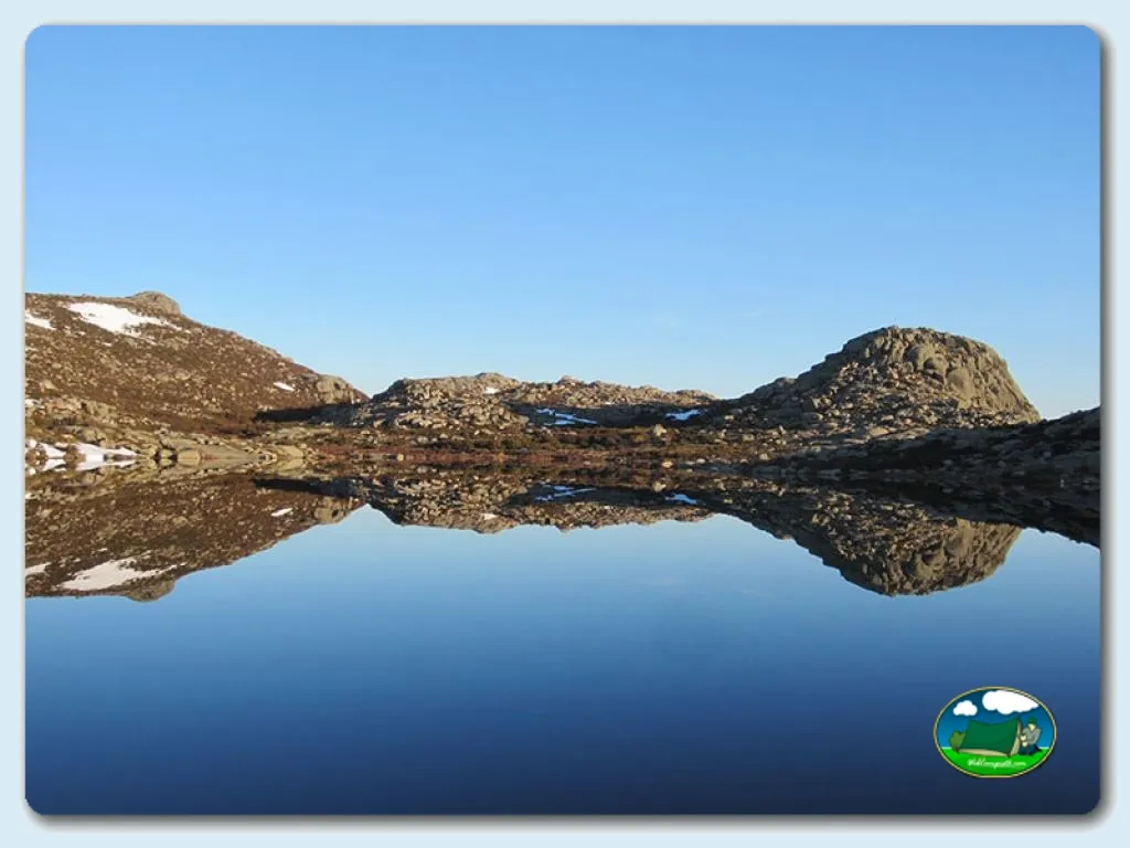 Montaña con lago alpino y tiendas de acampada del Camping Ermida Gêres, Vilar da Veiga (Viana Do Castelo)