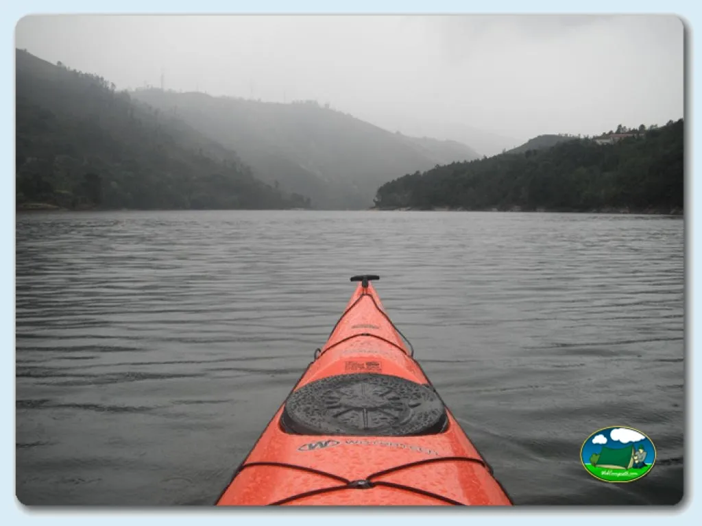 Lago con vistas a la montaña desde kayak del Camping Gêres Green Park, Cabril (Viana Do Castelo)