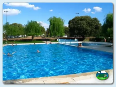 Piscina con vistas al entorno arbolado del Camping Monfrague, Malpartida de Plasencia (Cáceres)