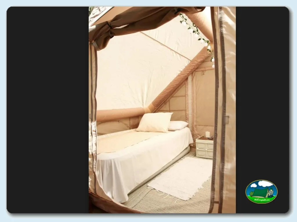 Glamping interior con cama doble y luz natural del Camping Ecocamping Oasis Al Hamam, Lucainena de las Torres (Almería)