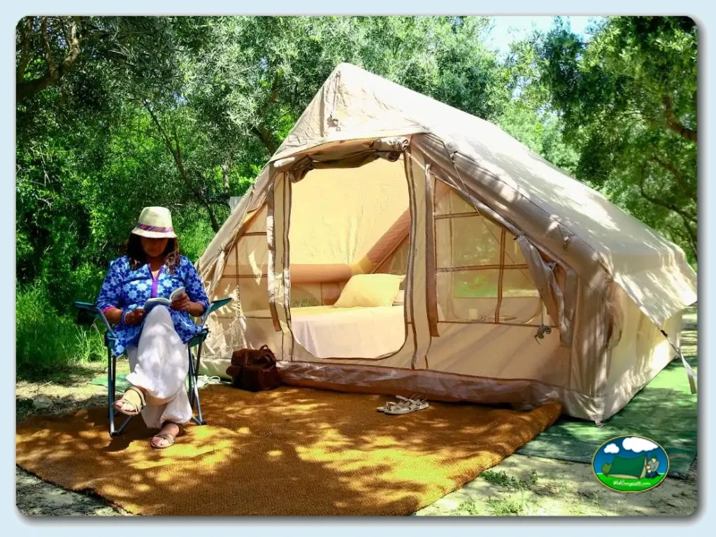 Glamping tienda de acampada con cama y terraza entre árboles del Camping Ecocamping Oasis Al Hamam, Lucainena de las Torres (Almería)