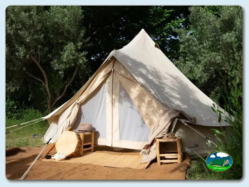 Glamping tipi blanco rodeado de olivos del Camping Ecocamping Oasis Al Hamam, Lucainena de las Torres (Almería)