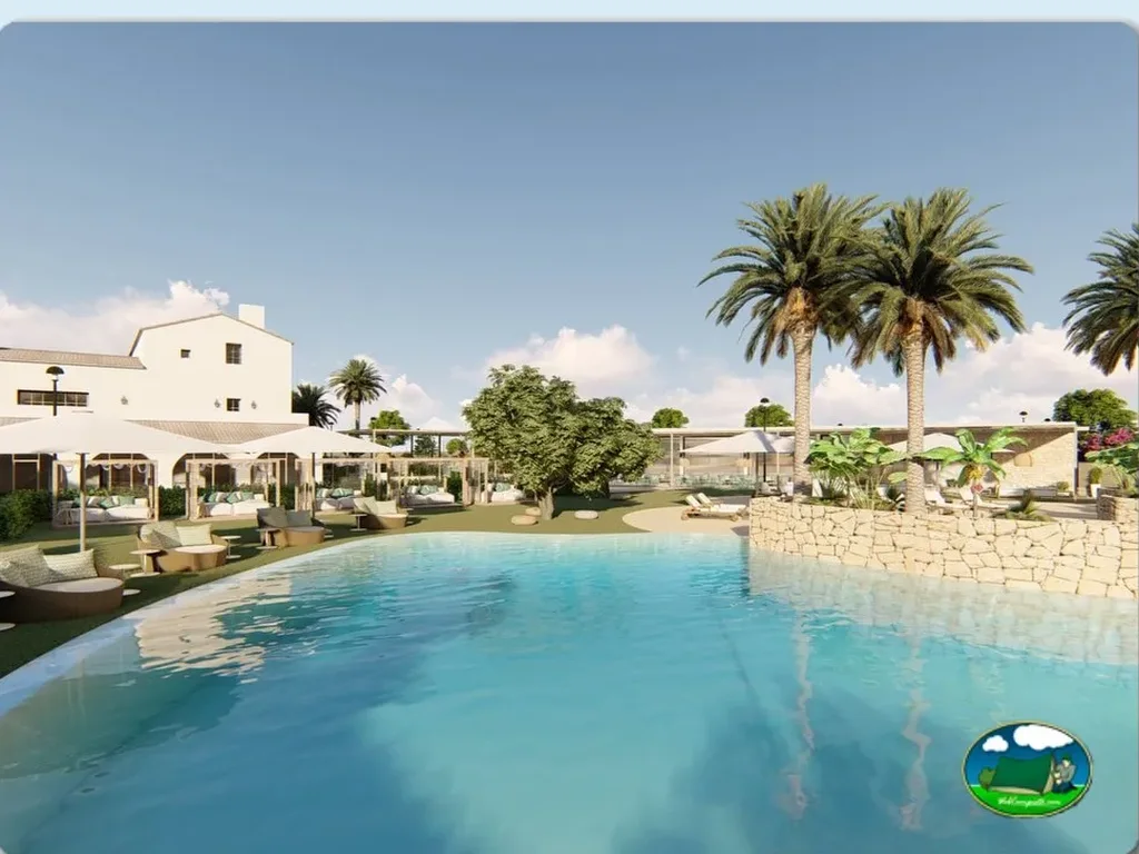 Piscina con zona de lounges y palmeras del Camping La Media Legua, Benidorm (Alicante)