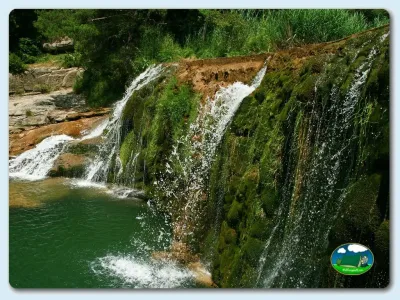 Río con cascadas y vegetación verde del Camping Puigcercós, Borredà (Barcelona)