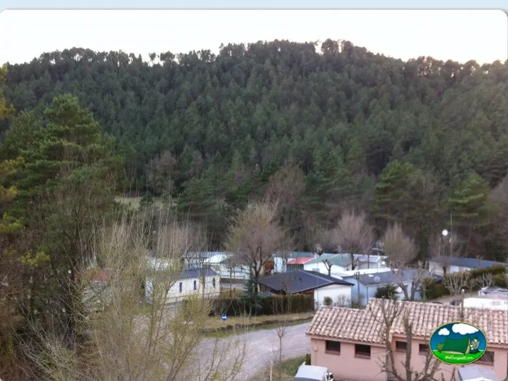 Parcelas con vistas a la sierra del Camping Puigcercós, Borredà (Barcelona)