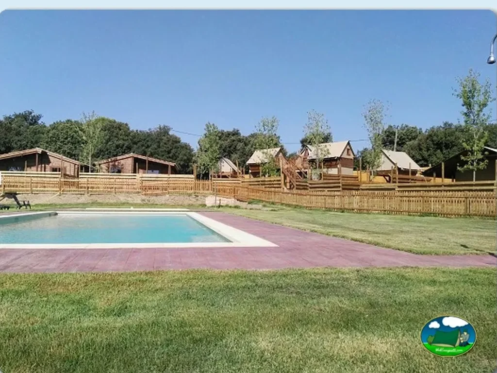 Piscina con vistas a bungalows y glamping del Camping Rural Montori, Ultramort (Girona)
