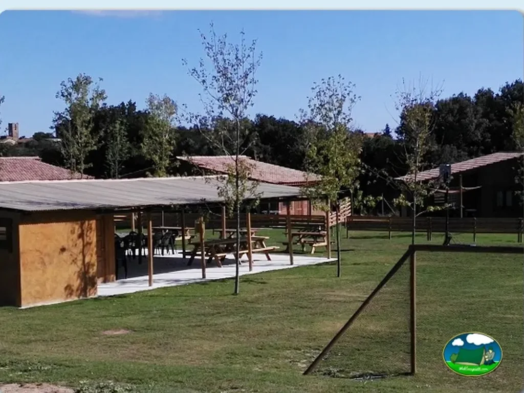 Parcela con mobil-home y zona de estar del Camping Rural Montori, Ultramort (Girona)