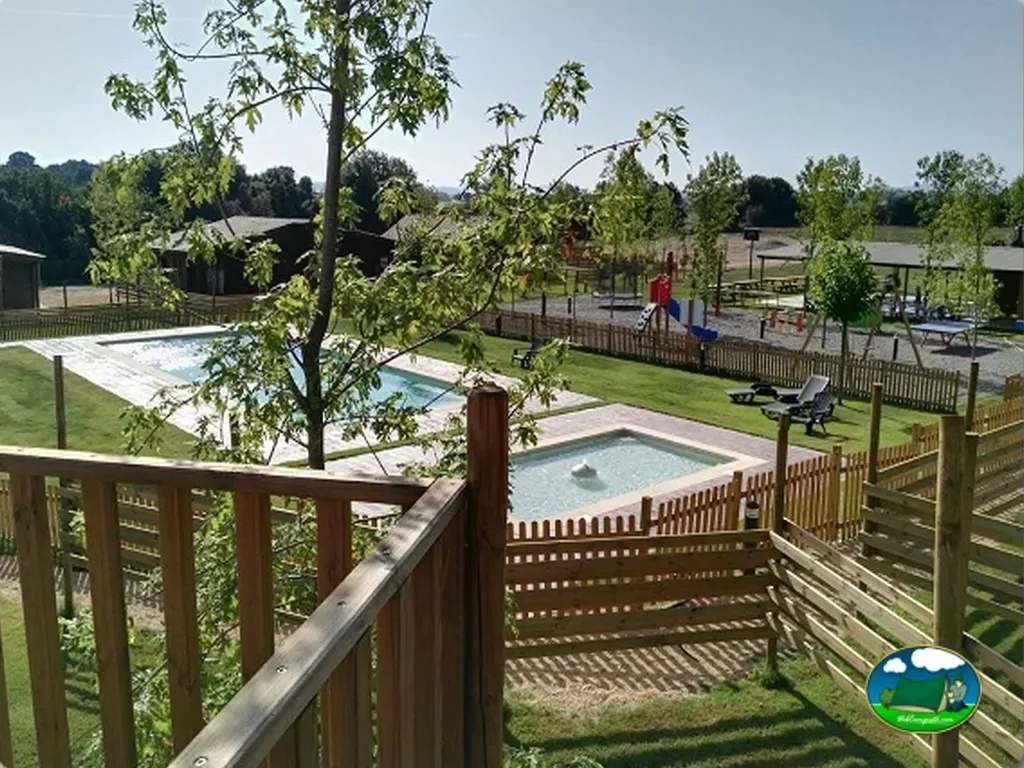 Parcela con vistas a piscina climatizada y parque infantil del Camping Rural Montori, Ultramort (Girona)