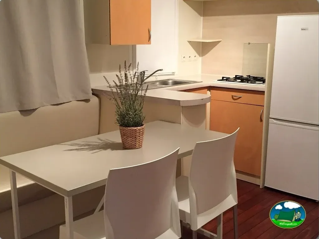 Mobil-home cocina comedor del Camping Las Planas, Baldellou (Huesca)