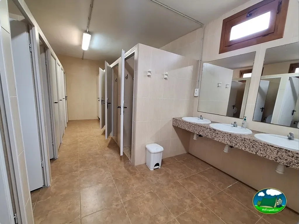 Aseos con duchas y lavabos del Camping Las Planas, Baldellou (Huesca)