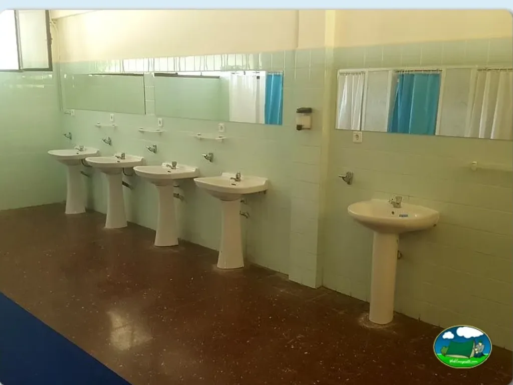 Aseos con lavabos del Camping San Jorge, Huesca (Huesca)