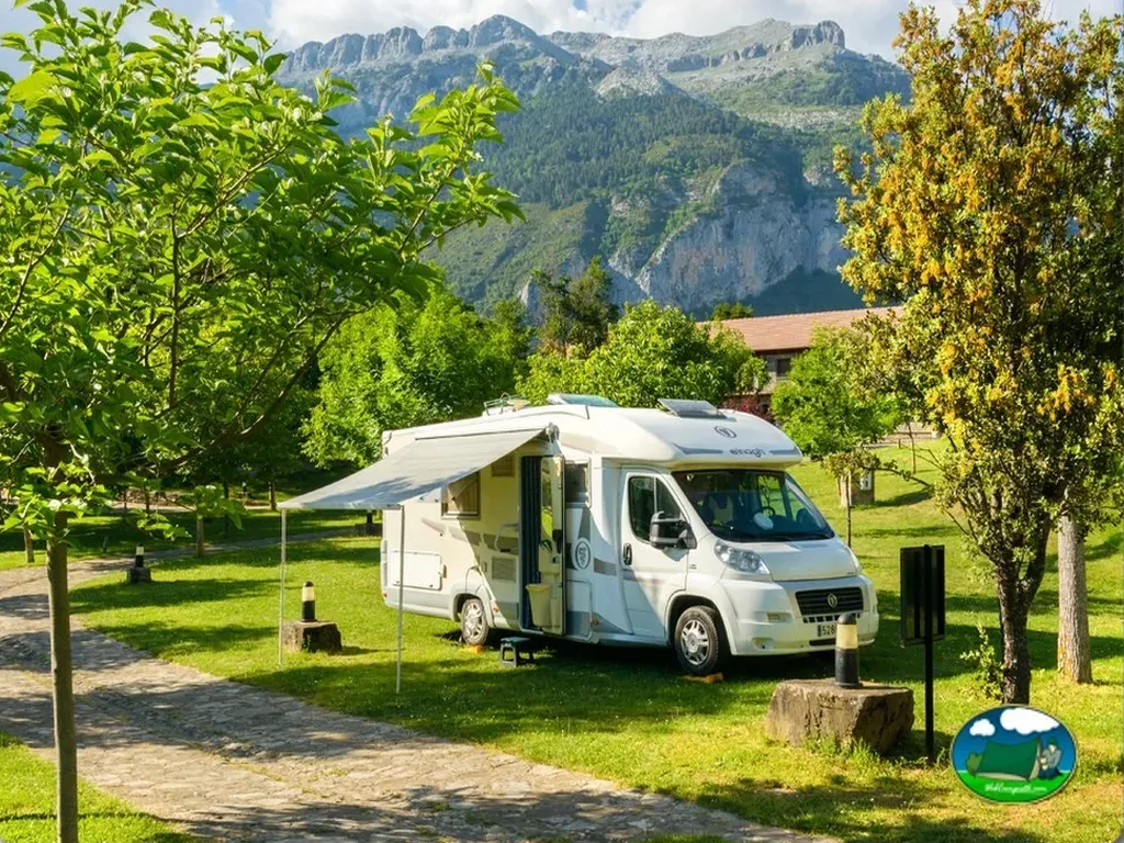 Mobil-home con vistas a la montaña del Camping Borda Bisaltico, Hecho (Huesca)