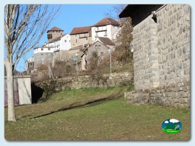 Parcela con vistas a castillo medieval del Camping Valle de Ansó, Ansó (Huesca)