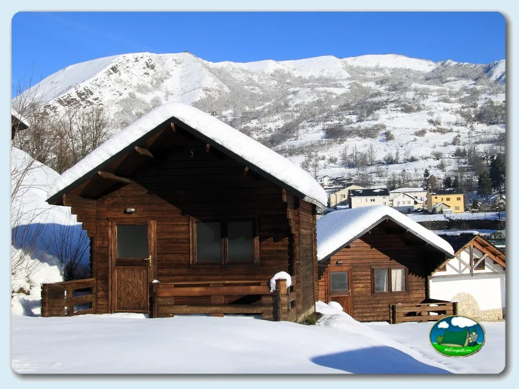 Cabaña de madera con vistas a la montaña nevada del Camping Laciana Natura, Villablino (León)