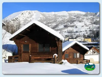 Cabaña de madera con vistas a la montaña nevada del Camping Lacia/Laciana Natura, Villablino (León)