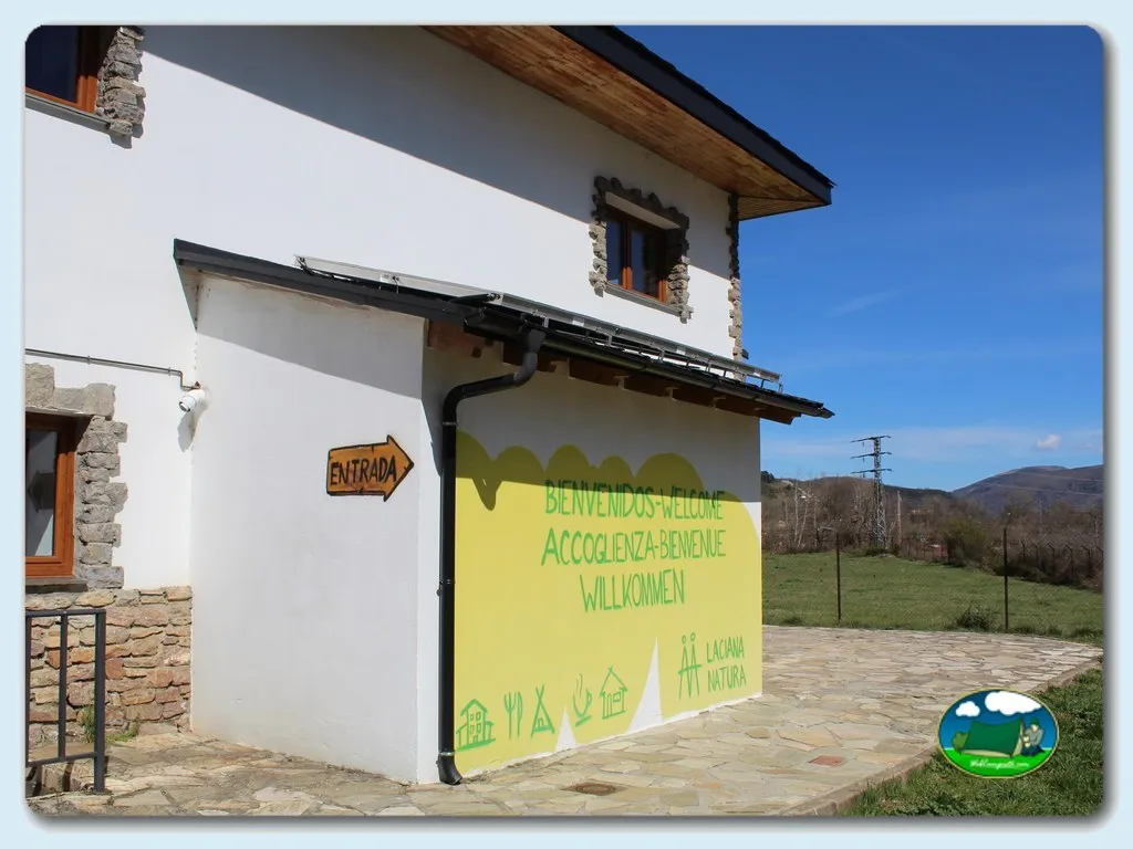 Recepción con cartel de bienvenida del Camping Laciana Natura, Villablino (León)