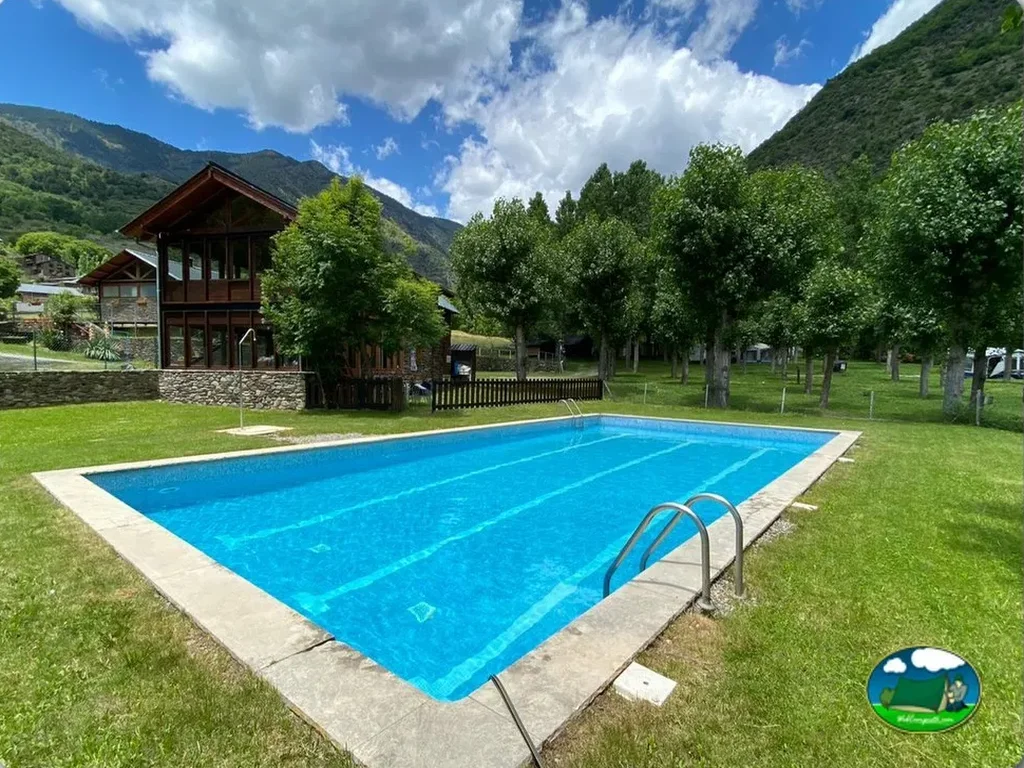 Piscina con vistas a la montaña y bungalow del Camping Pica d'Estats, Areu (Lleida)