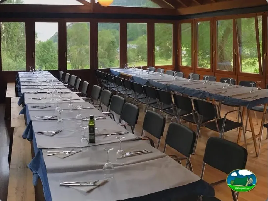 Restaurante con vistas a la montaña del Camping Pica d'Estats, Areu (Lleida)