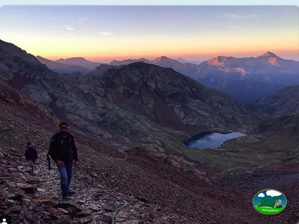 Senderismo en montaña con lago al atardecer del Camping Pica d'Estats, Areu (Lleida)