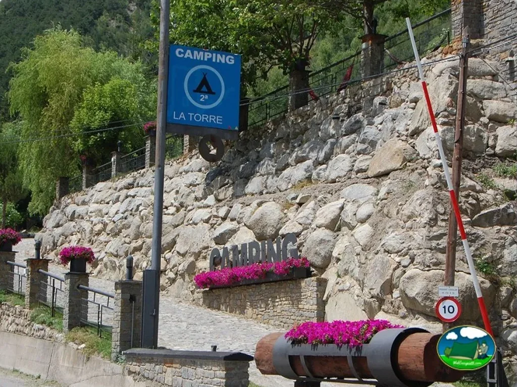 Cartel de acceso al del Camping La Torre, Espot (Lleida)