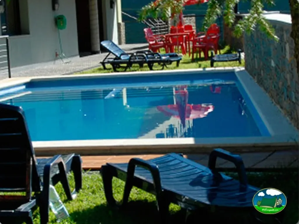 Piscina con tumbonas y parque infantil del Camping La Torre, Espot (Lleida)
