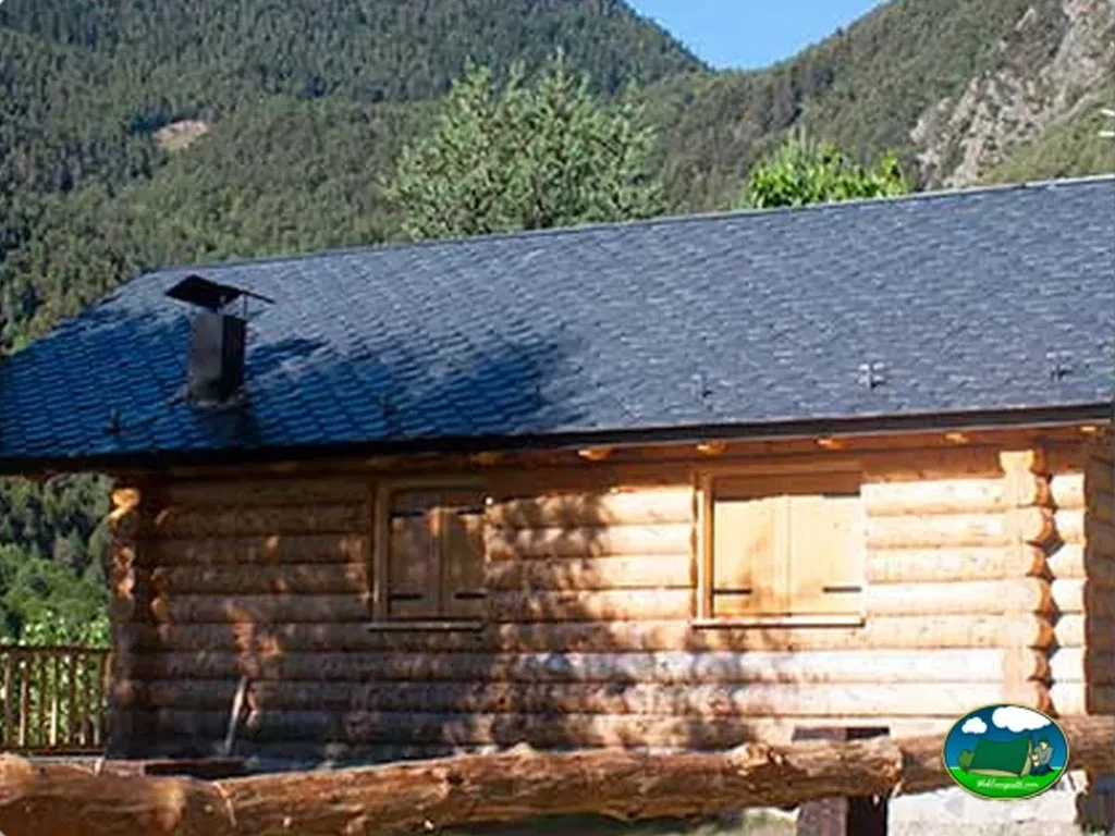 Cabaña de madera con vistas a la montaña del Camping La Torre, Espot (Lleida)