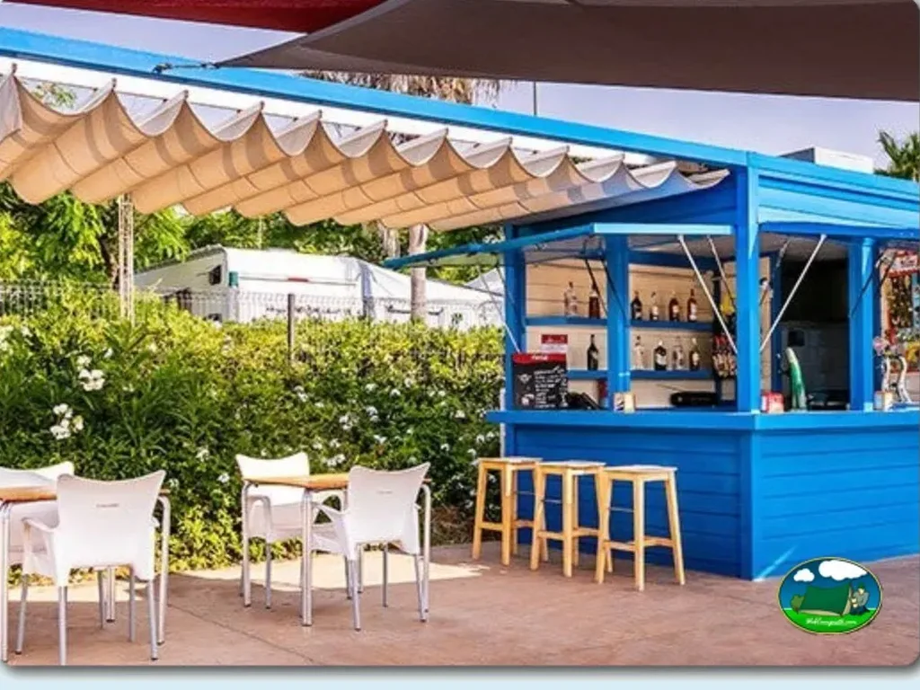 Restaurante bar con zona de sombra y terraza del Camping La Bella Vista, Manilva (Málaga)