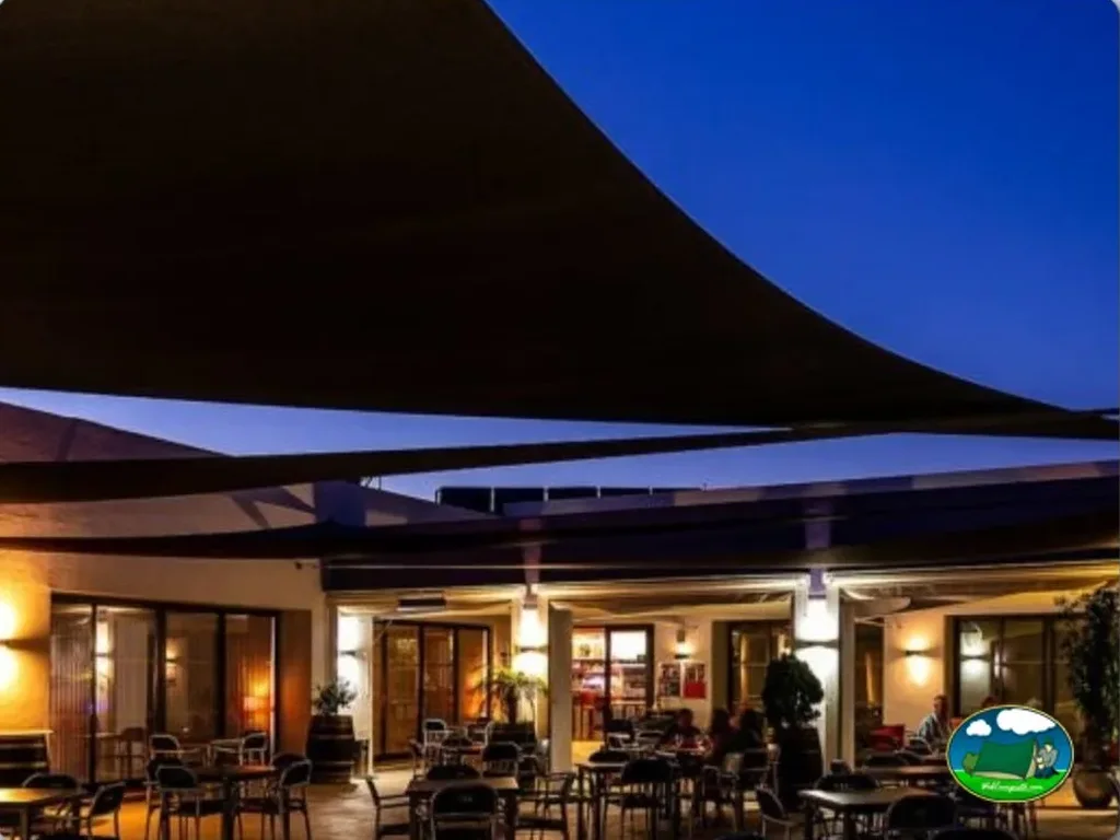 Restaurante bar con terraza iluminada al atardecer del Camping La Bella Vista, Manilva (Málaga)