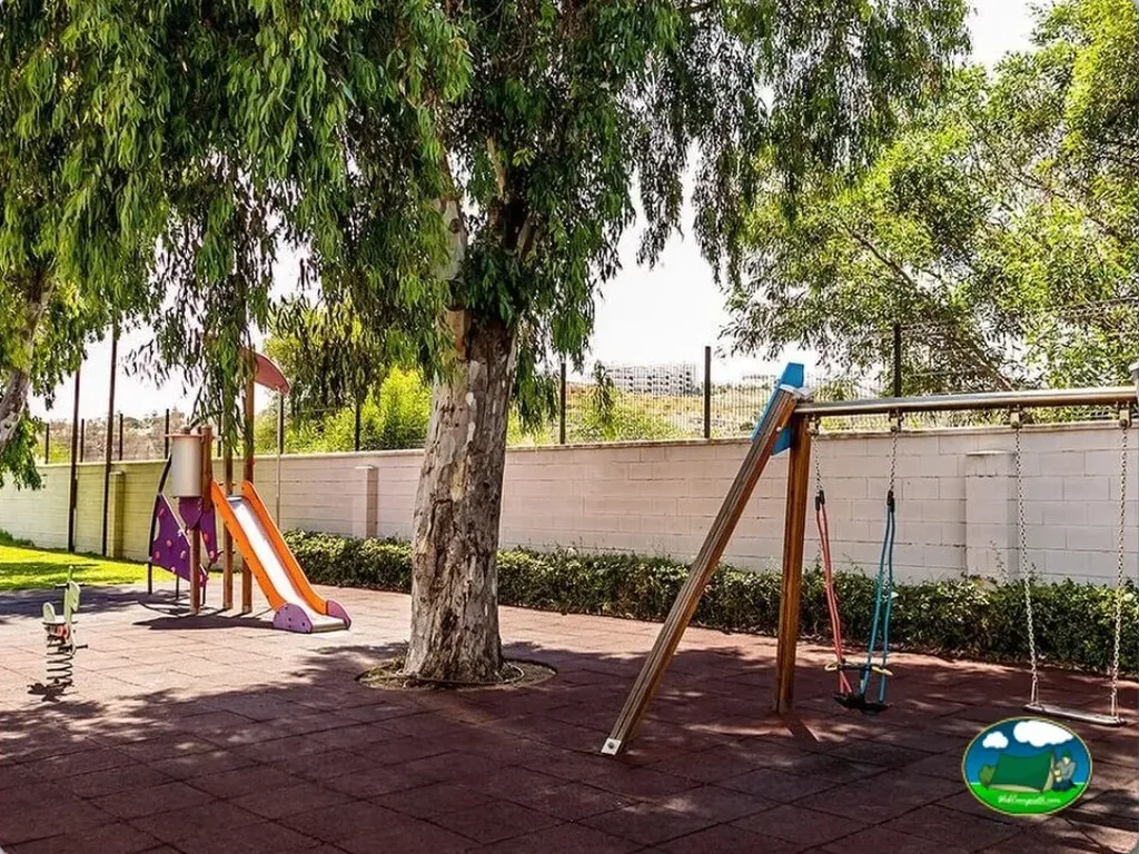 Parque infantil con tobogán y columpio del Camping La Bella Vista, Manilva (Málaga)