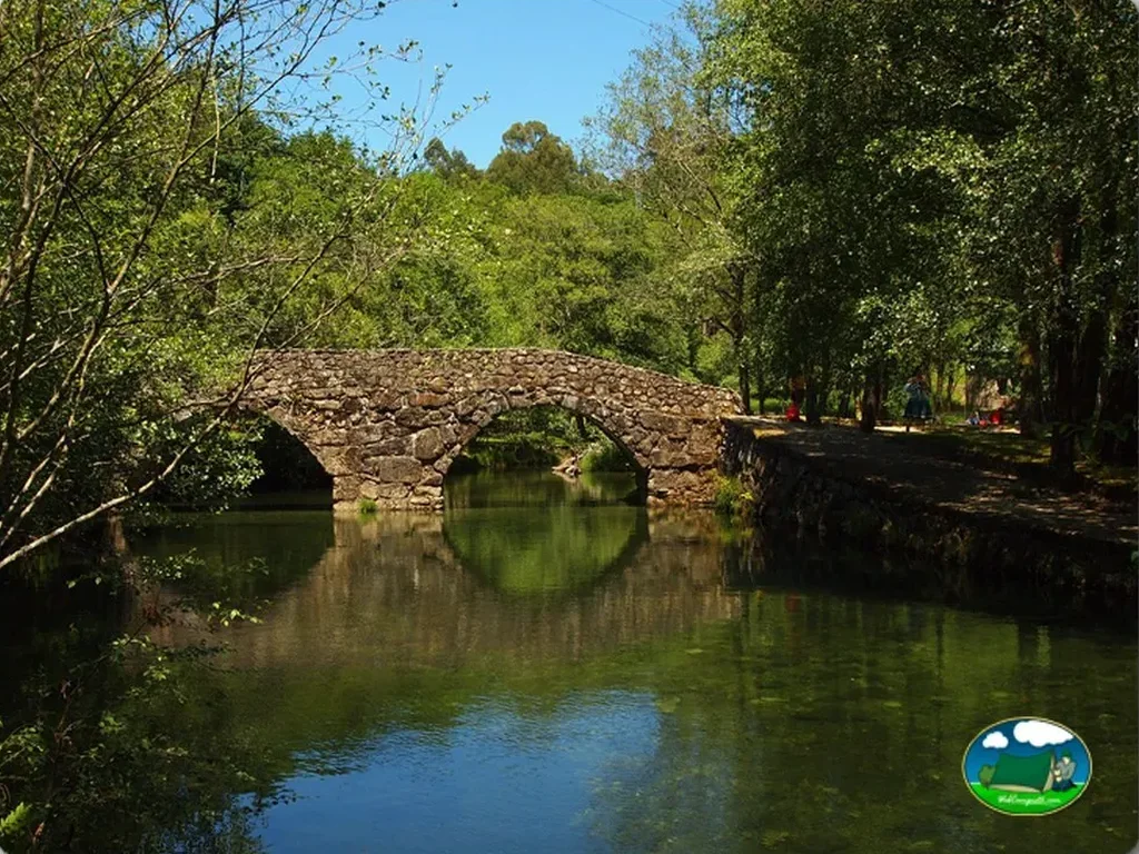 Río con puente de piedra y arboleda del Camping Maceira, Covelo (Pontevedra)