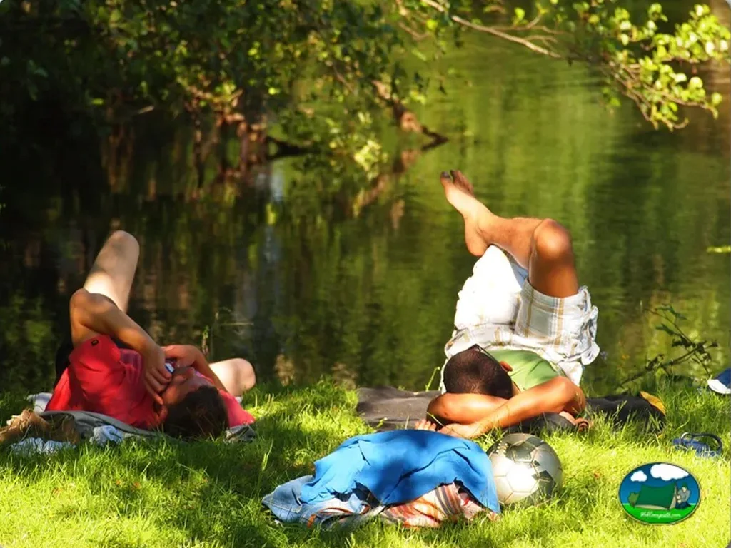 Río junto al césped, zona de descanso y baño del Camping Maceira, Covelo (Pontevedra)