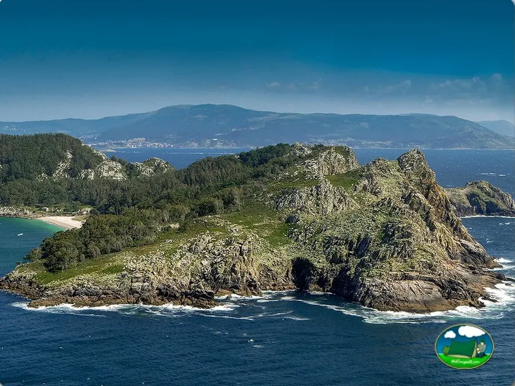 Playa junto al mar con vistas a la montaña del Camping Islas Cíes, Vigo (Pontevedra)