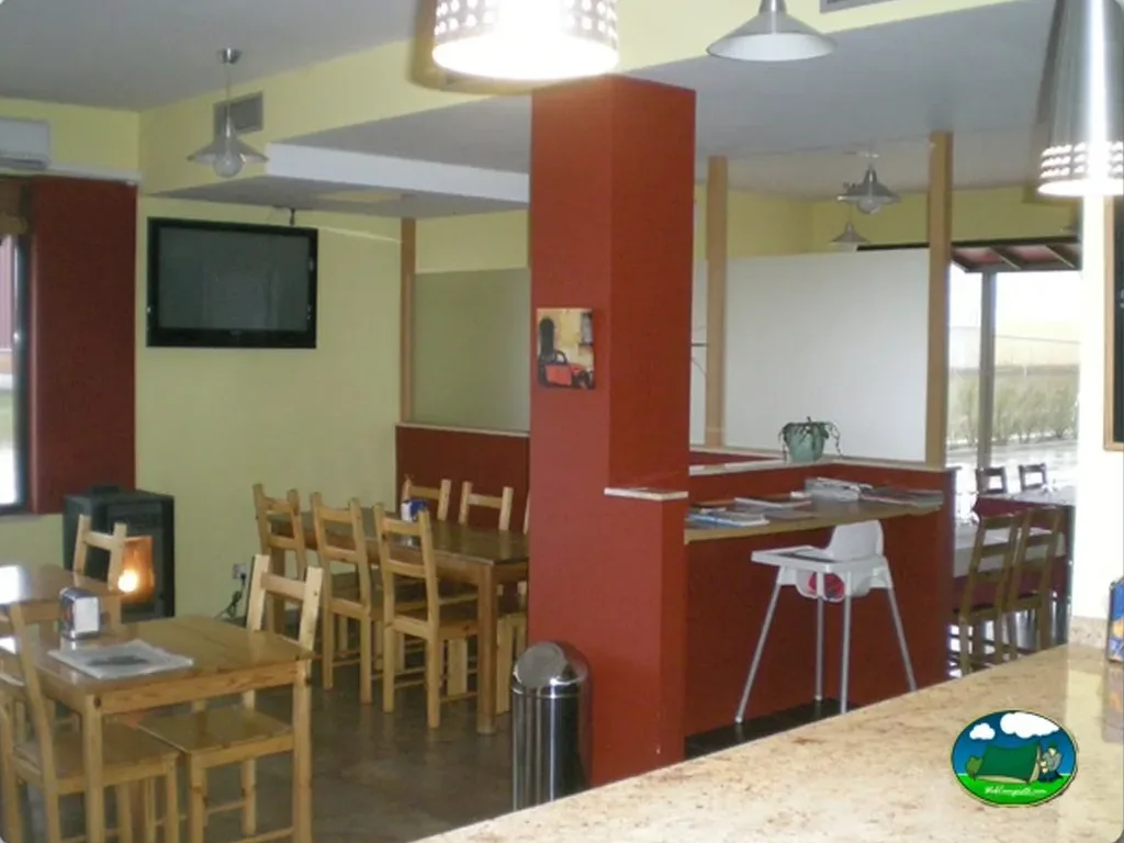 Restaurante bar con zona de comedor del Camping Olimpia, Pedrosillo el Ralo (Salamanca)