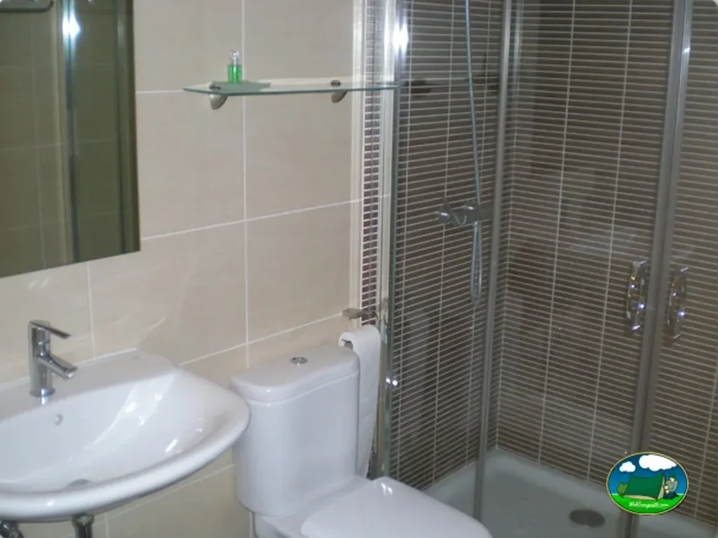 Aseos con ducha y lavabo del Camping Olimpia, Pedrosillo el Ralo (Salamanca)