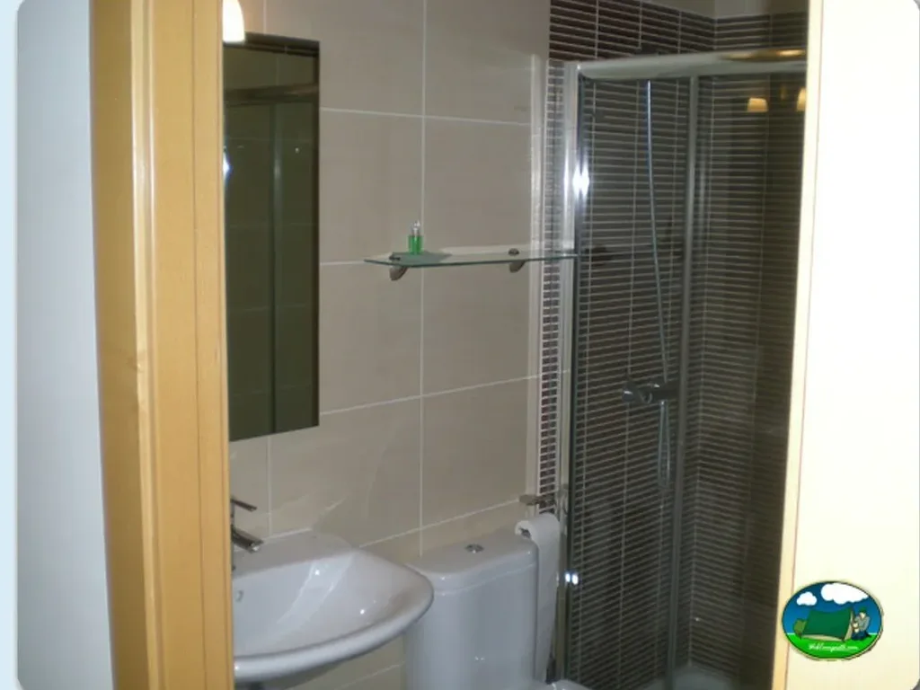 Cuarto de baño con ducha y aseo del Camping Olimpia, Pedrosillo el Ralo (Salamanca)