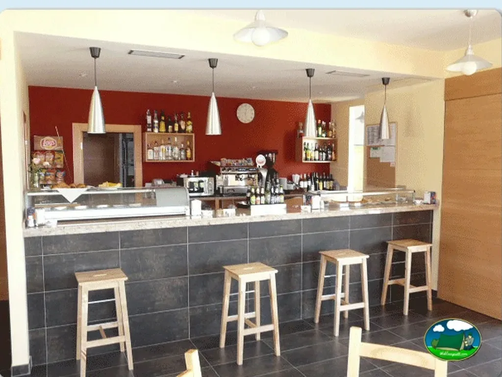 Restaurante bar con barra y taburetes del Camping Olimpia, Pedrosillo el Ralo (Salamanca)