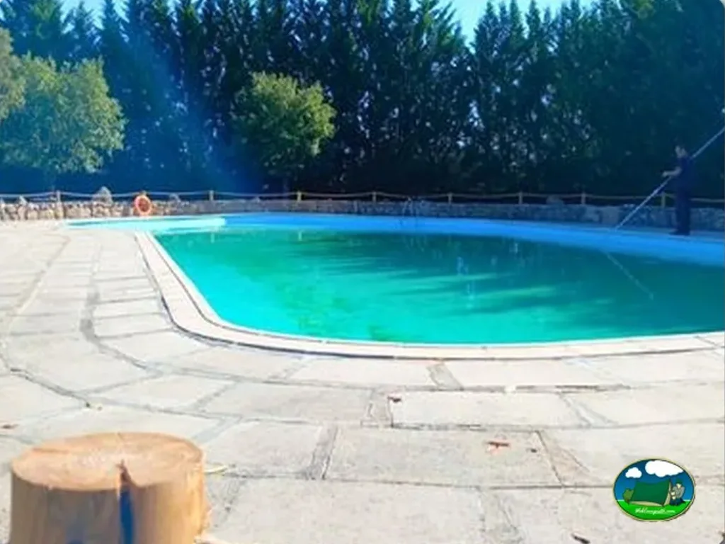 Piscina con vistas a la montaña del Camping Arribes del Duero, Lumbrales (Salamanca)
