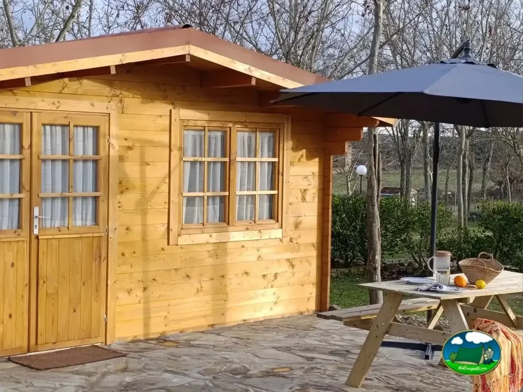Cabaña de madera con terraza y sombrilla del Camping Arribes del Duero, Lumbrales (Salamanca)