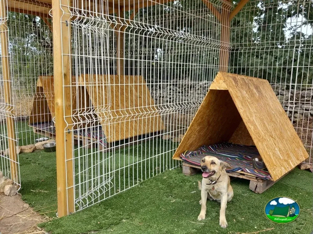 Parcela con recinto para mascotas del Camping Arribes del Duero, Lumbrales (Salamanca)
