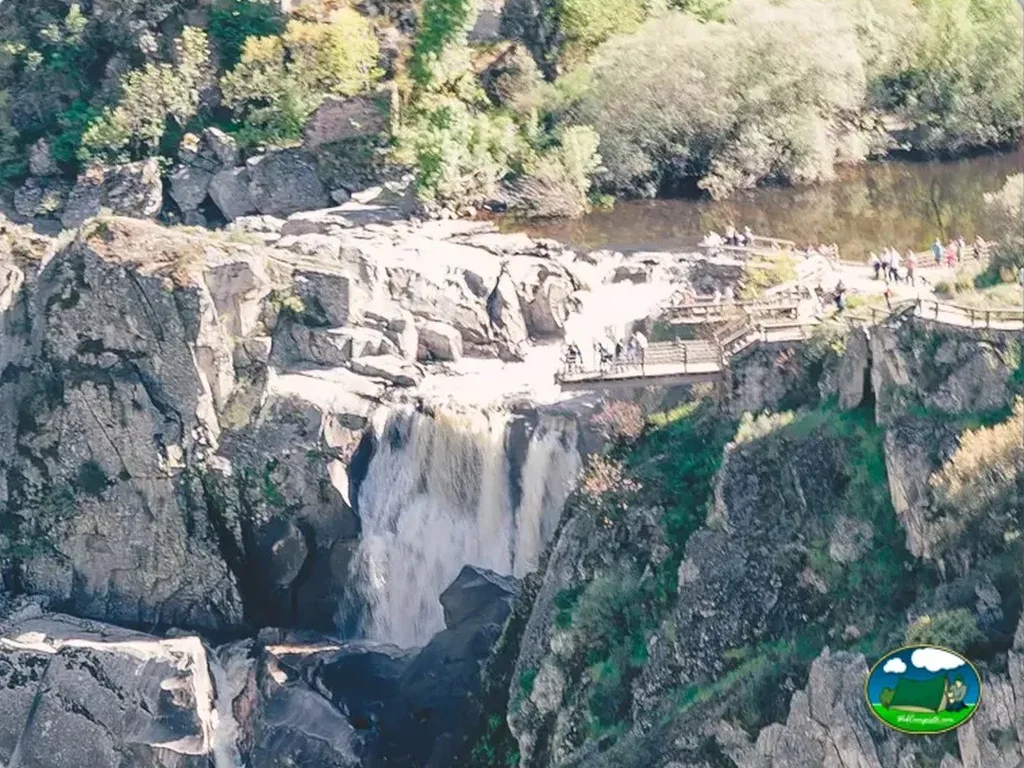 Río con cascada y entorno de sierra del Camping Arribes del Duero, Lumbrales (Salamanca)