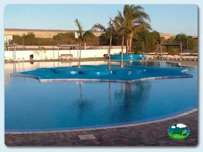 Piscina con vistas a la montaña y palmeras del Camping Nauta, Cañada Blanca-Arona (Tenerife)